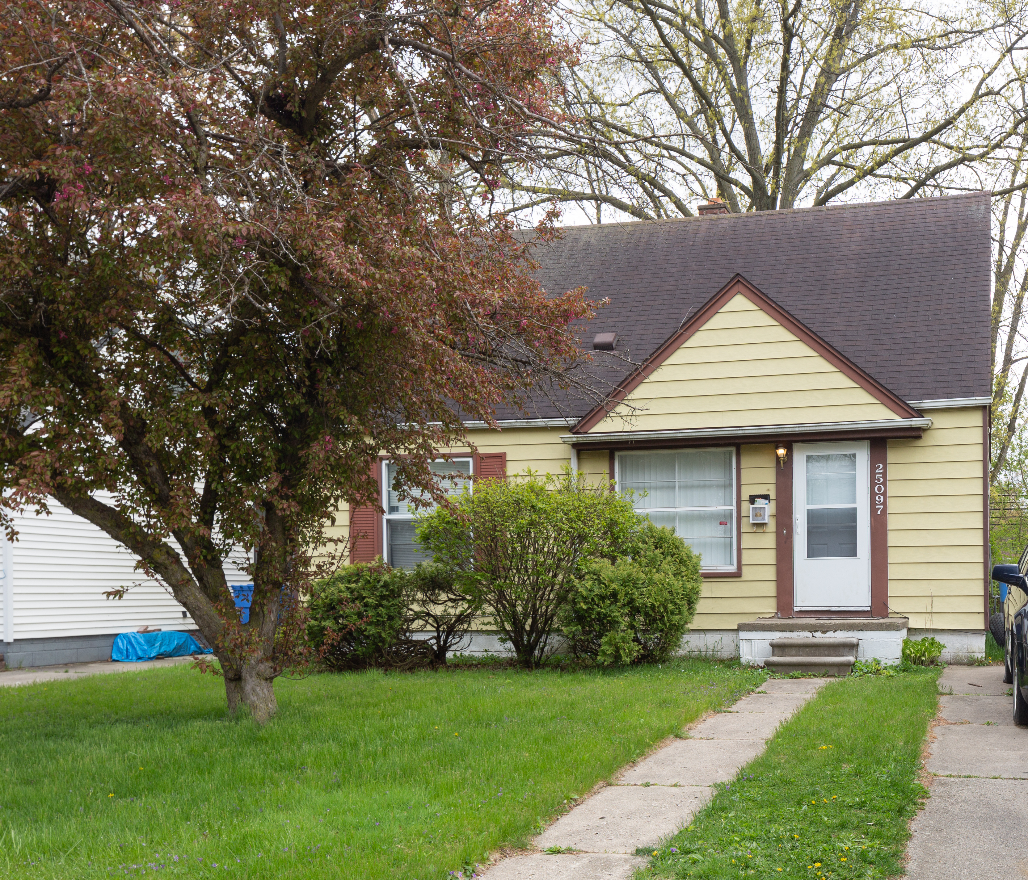 25097 Andover Dr, Dearborn Heights, MI 48125 — photo 1