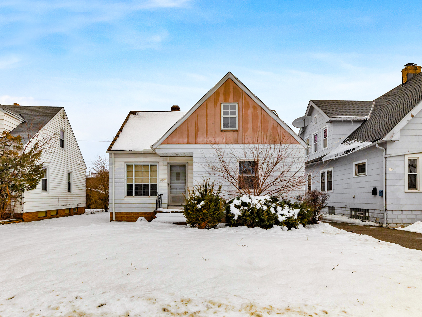 10621 Vernon Ave, Garfield Heights, OH 44125 — photo 1