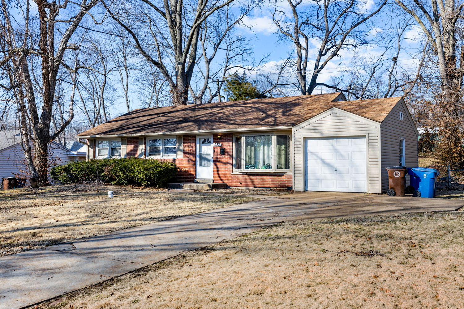 927 Buckeye Dr, St. Louis, MO 63135 — photo 1